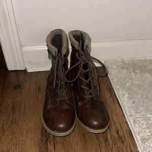 BROWN BOOTS